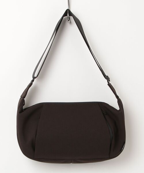 Un coeur(アンクール)の「【Un coeur/アンクール】CROISSANT SHOULDE / クロワッサン ショルダー TORO2 / K905078(ショルダーバッグ・レディース・グレー/ネイビー/ブラック/ブラウン・FREE)」の4枚目の写真