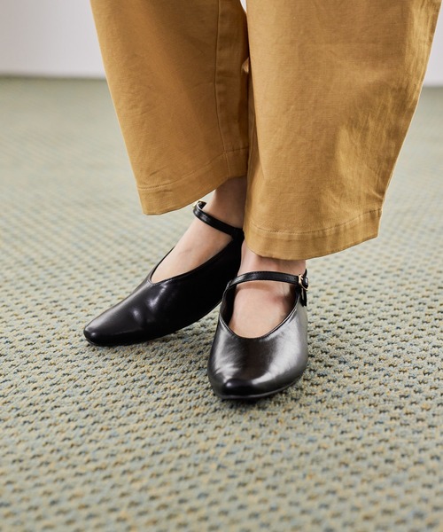 studio CLIP（スタディオクリップ）の「【抗菌防臭/クッションインソール】2WAYワンストラップバブーシュ（パンプス・レディース・オフホワイト/ブラック・MEDIUM/LARGE）」の2枚目の写真