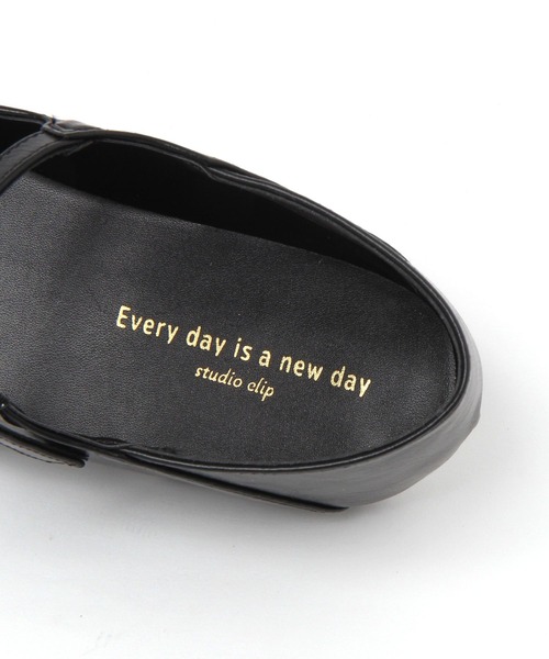 studio CLIP（スタディオクリップ）の「【抗菌防臭/クッションインソール】2WAYワンストラップバブーシュ（パンプス・レディース・オフホワイト/ブラック・MEDIUM/LARGE）」の11枚目の写真