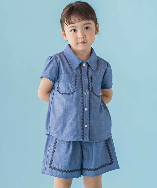 BeBe Petits Pois Vert（ベベプチポワヴェール）の「【店舗限定】ダンガリーブラウス＋ショートパンツセットアップ(95～150㎝)（セットアップ・キッズ・ブルー/レッド・110cm/130cm/140cm/120cm/150cm/100cm/95cm）」の2枚目の写真