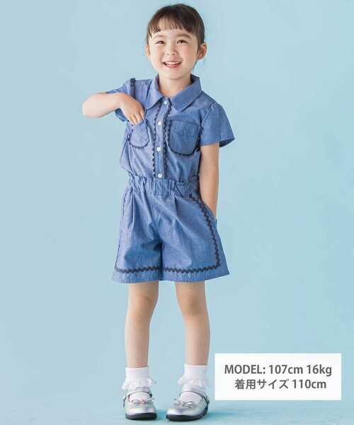 BeBe Petits Pois Vert（ベベプチポワヴェール）の「【店舗限定】ダンガリーブラウス＋ショートパンツセットアップ(95～150㎝)（セットアップ・キッズ・ブルー/レッド・110cm/130cm/140cm/120cm/150cm/100cm/95cm）」の3枚目の写真