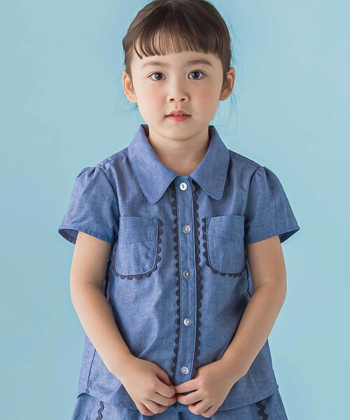 BeBe Petits Pois Vert（ベベプチポワヴェール）の「【店舗限定】ダンガリーブラウス＋ショートパンツセットアップ(95～150㎝)（セットアップ・キッズ・ブルー/レッド・110cm/130cm/140cm/120cm/150cm/100cm/95cm）」の4枚目の写真