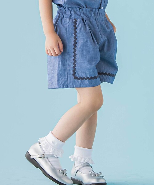 BeBe Petits Pois Vert（ベベプチポワヴェール）の「【店舗限定】ダンガリーブラウス＋ショートパンツセットアップ(95～150㎝)（セットアップ・キッズ・ブルー/レッド・110cm/130cm/140cm/120cm/150cm/100cm/95cm）」の5枚目の写真