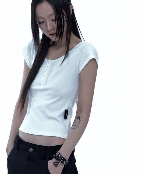 ROUGHNECK(ラフネック)の「アスキー クロス ヘンリーネック Tシャツ ホワイト(Tシャツ/カットソー・レディース・その他・SMALL/MEDIUM)」の13枚目の写真