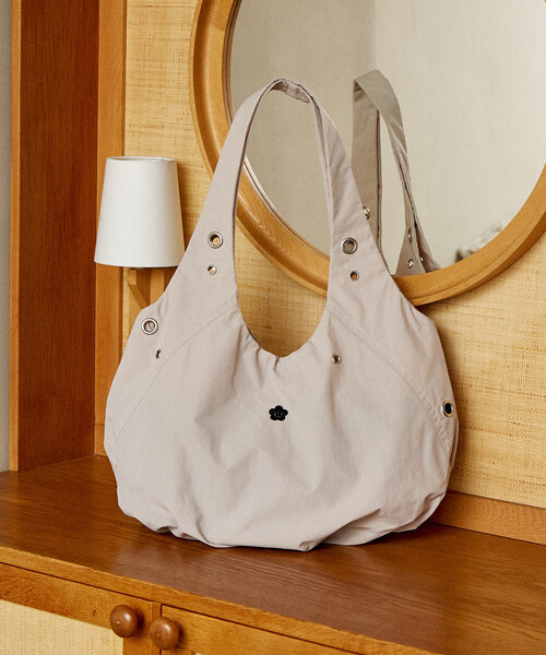 MARY QUANT(マリークワント)の「MARY QUANT × PUBLUX/マリークワント ハトメトートバッグ 限定展開(トートバッグ・レディース・ブラック/モカ/ライトグレー・ONE SIZE)」の2枚目の写真