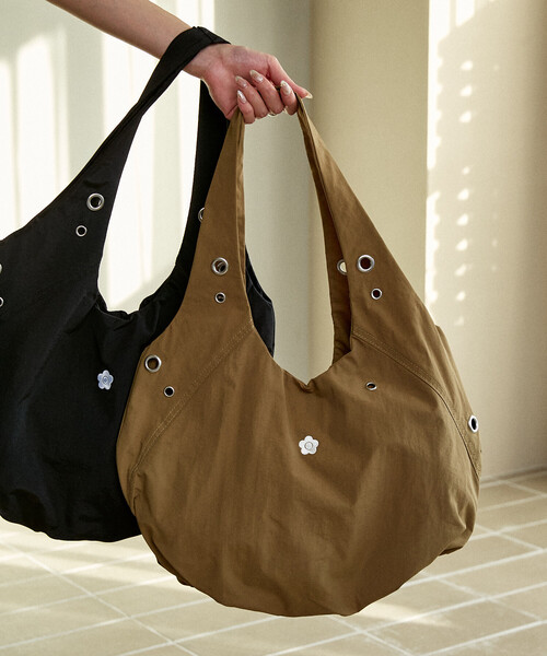 MARY QUANT(マリークワント)の「MARY QUANT × PUBLUX/マリークワント ハトメトートバッグ 限定展開(トートバッグ・レディース・ブラック/モカ/ライトグレー・ONE SIZE)」の3枚目の写真