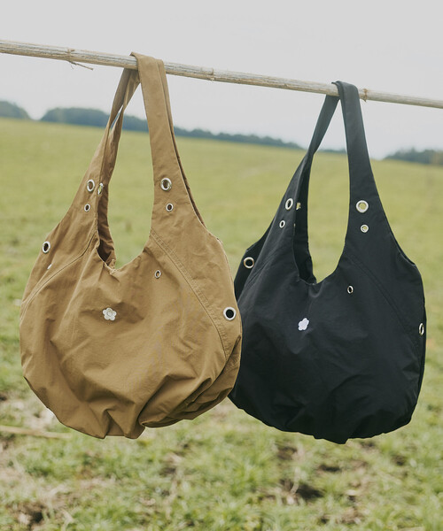 MARY QUANT(マリークワント)の「MARY QUANT × PUBLUX/マリークワント ハトメトートバッグ 限定展開(トートバッグ・レディース・ブラック/モカ/ライトグレー・ONE SIZE)」の4枚目の写真