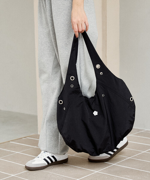 MARY QUANT(マリークワント)の「MARY QUANT × PUBLUX/マリークワント ハトメトートバッグ 限定展開(トートバッグ・レディース・ブラック/モカ/ライトグレー・ONE SIZE)」の5枚目の写真
