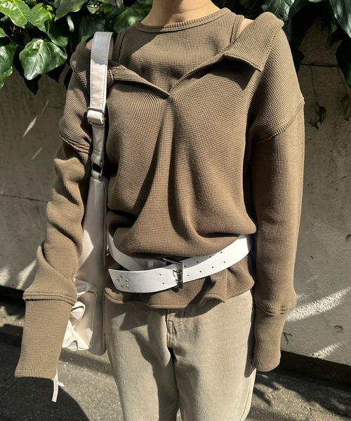 Ameri(アメリ)の「WAFFLE LAYERED DESIGN CUT TOP(Tシャツ/カットソー・レディース・カーキ/アイボリー/チャコールグレー・FREE)」の3枚目の写真