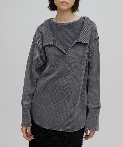 Ameri(アメリ)の「WAFFLE LAYERED DESIGN CUT TOP(Tシャツ/カットソー・レディース・カーキ/アイボリー/チャコールグレー・FREE)」の2枚目の写真