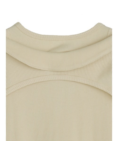 Ameri(アメリ)の「WAFFLE LAYERED DESIGN CUT TOP(Tシャツ/カットソー・レディース・カーキ/アイボリー/チャコールグレー・FREE)」の20枚目の写真
