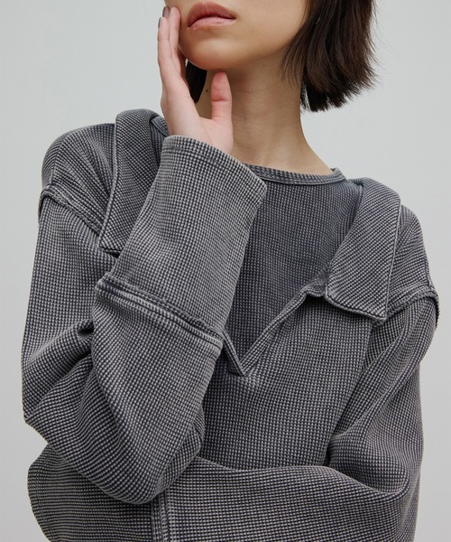 Ameri(アメリ)の「WAFFLE LAYERED DESIGN CUT TOP(Tシャツ/カットソー・レディース・カーキ/アイボリー/チャコールグレー・FREE)」の22枚目の写真