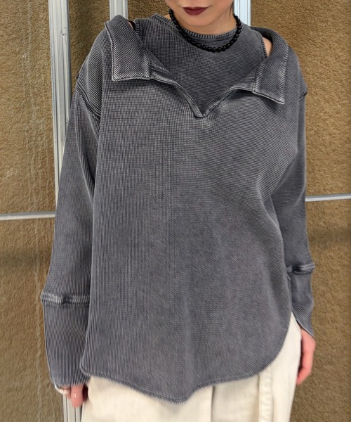 Ameri(アメリ)の「WAFFLE LAYERED DESIGN CUT TOP(Tシャツ/カットソー・レディース・カーキ/アイボリー/チャコールグレー・FREE)」の6枚目の写真