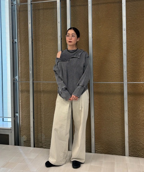 Ameri(アメリ)の「WAFFLE LAYERED DESIGN CUT TOP(Tシャツ/カットソー・レディース・カーキ/アイボリー/チャコールグレー・FREE)」の9枚目の写真
