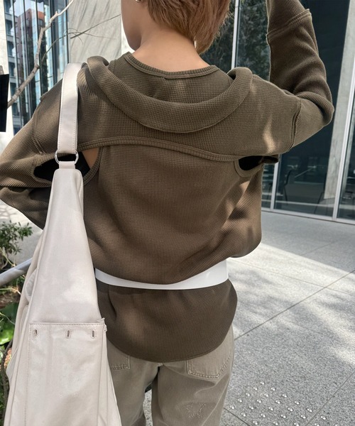 Ameri(アメリ)の「WAFFLE LAYERED DESIGN CUT TOP(Tシャツ/カットソー・レディース・カーキ/アイボリー/チャコールグレー・FREE)」の12枚目の写真