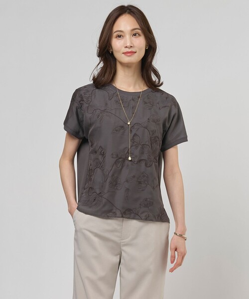 J.PRESS Ladies（J.プレス レディス）の「【一枚で着映え】シアーエンブロイダリー カットソー（Tシャツ/カットソー・レディース・ホワイト系/ベージュ系/ライトグリーン系/グレー系・SMALL）」の2枚目の写真