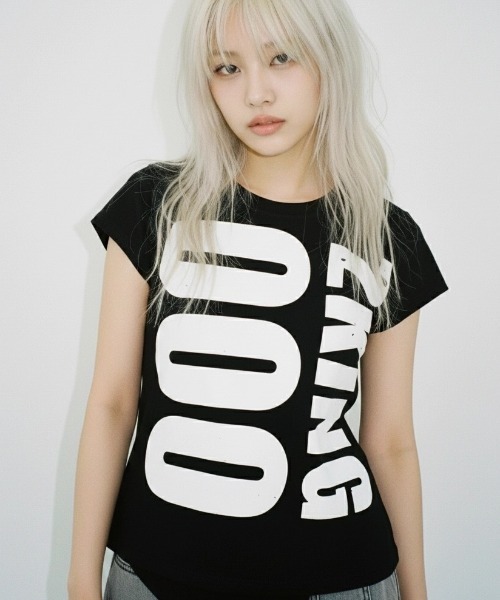 .KOM(ドットコム)の「A'GEM/9 × .kom 『.KOM/ドットケーオーエム』アシメヘムグラフィックコンパクトTシャツ(Tシャツ/カットソー・レディース・ホワイト/ブラック/グレー・FREE)」の2枚目の写真