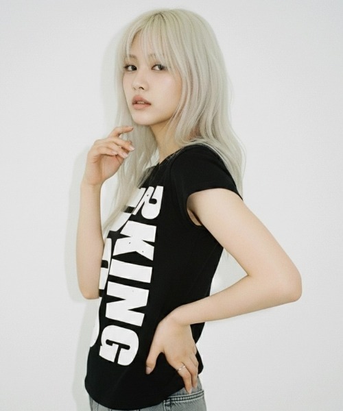 .KOM(ドットコム)の「A'GEM/9 × .kom 『.KOM/ドットケーオーエム』アシメヘムグラフィックコンパクトTシャツ(Tシャツ/カットソー・レディース・ホワイト/ブラック/グレー・FREE)」の5枚目の写真