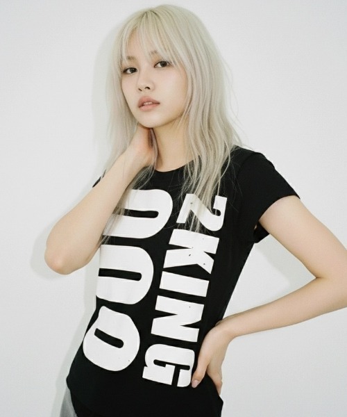 .KOM(ドットコム)の「A'GEM/9 × .kom 『.KOM/ドットケーオーエム』アシメヘムグラフィックコンパクトTシャツ(Tシャツ/カットソー・レディース・ホワイト/ブラック/グレー・FREE)」の4枚目の写真
