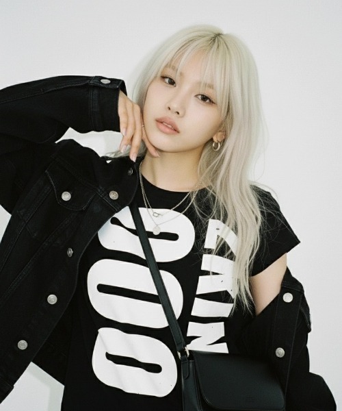 .KOM(ドットコム)の「A'GEM/9 × .kom 『.KOM/ドットケーオーエム』アシメヘムグラフィックコンパクトTシャツ(Tシャツ/カットソー・レディース・ホワイト/ブラック/グレー・FREE)」の6枚目の写真