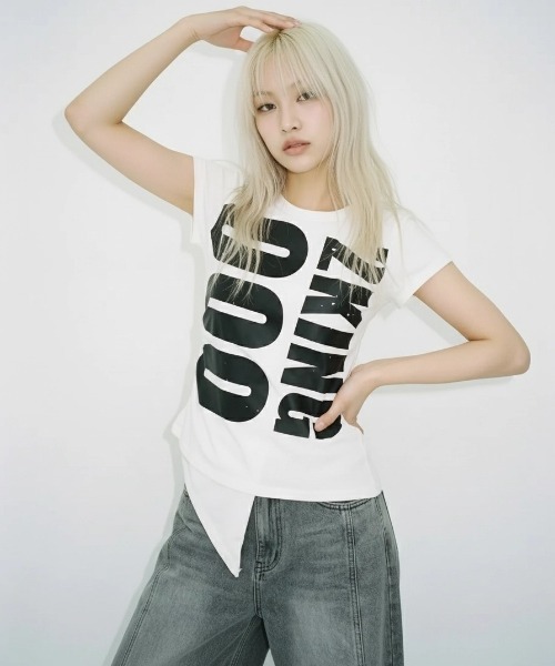 .KOM(ドットコム)の「A'GEM/9 × .kom 『.KOM/ドットケーオーエム』アシメヘムグラフィックコンパクトTシャツ(Tシャツ/カットソー・レディース・ホワイト/ブラック/グレー・FREE)」の10枚目の写真