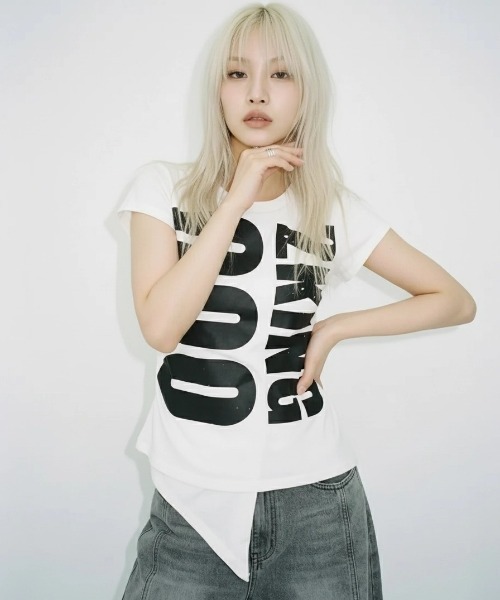 .KOM(ドットコム)の「A'GEM/9 × .kom 『.KOM/ドットケーオーエム』アシメヘムグラフィックコンパクトTシャツ(Tシャツ/カットソー・レディース・ホワイト/ブラック/グレー・FREE)」の11枚目の写真