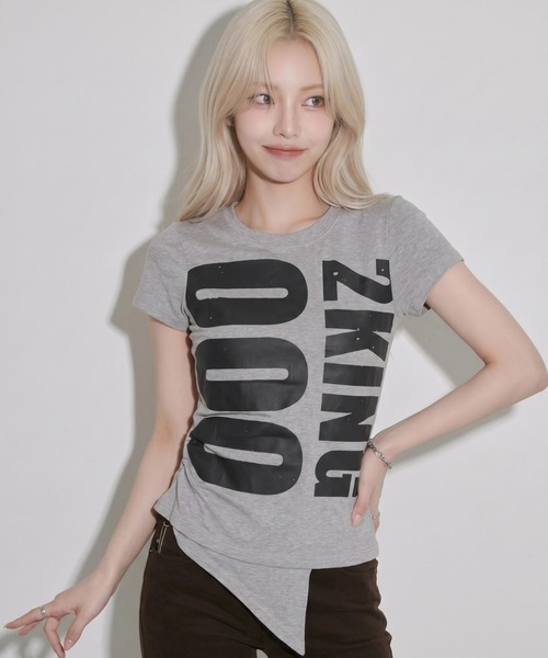.KOM(ドットコム)の「A'GEM/9 × .kom 『.KOM/ドットケーオーエム』アシメヘムグラフィックコンパクトTシャツ(Tシャツ/カットソー・レディース・ホワイト/ブラック/グレー・FREE)」の13枚目の写真