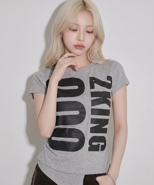 .KOM(ドットコム)の「A'GEM/9 × .kom 『.KOM/ドットケーオーエム』アシメヘムグラフィックコンパクトTシャツ(Tシャツ/カットソー・レディース・ホワイト/ブラック/グレー・FREE)」の14枚目の写真