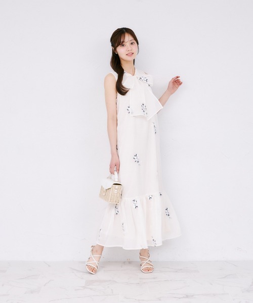 tocco closet(トッコ クローゼット)の「【ZOZO限定】フラワー刺繍ボウタイノースリーブワンピース(ワンピース・レディース・ライトカーキ/アイボリー/ネイビー・M)」の5枚目の写真