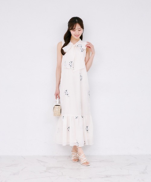 tocco closet(トッコ クローゼット)の「【ZOZO限定】フラワー刺繍ボウタイノースリーブワンピース(ワンピース・レディース・ライトカーキ/アイボリー/ネイビー・M)」の6枚目の写真