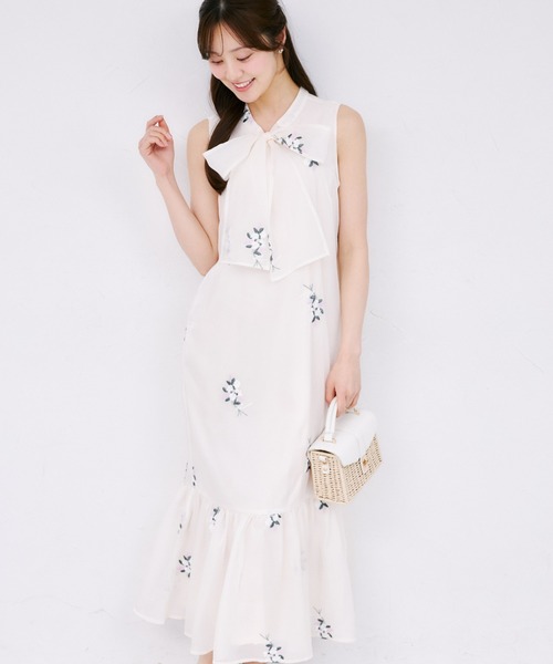 tocco closet(トッコ クローゼット)の「【ZOZO限定】フラワー刺繍ボウタイノースリーブワンピース(ワンピース・レディース・ライトカーキ/アイボリー/ネイビー・M)」の9枚目の写真