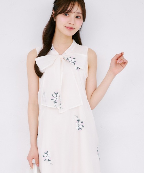 tocco closet(トッコ クローゼット)の「【ZOZO限定】フラワー刺繍ボウタイノースリーブワンピース(ワンピース・レディース・ライトカーキ/アイボリー/ネイビー・M)」の12枚目の写真