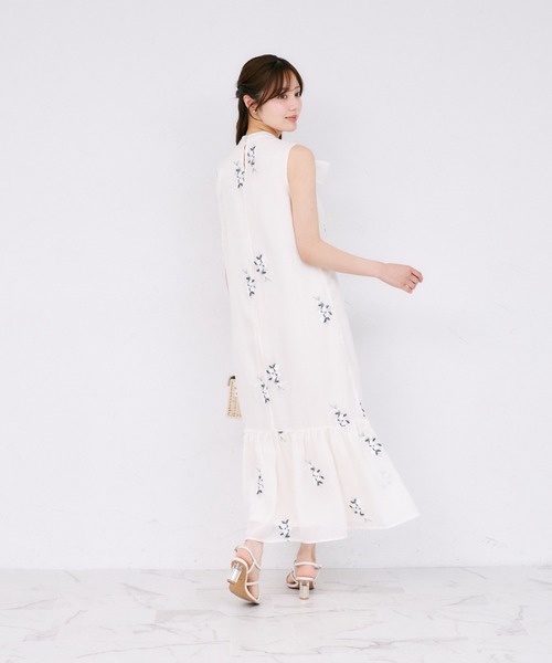 tocco closet(トッコ クローゼット)の「【ZOZO限定】フラワー刺繍ボウタイノースリーブワンピース(ワンピース・レディース・ライトカーキ/アイボリー/ネイビー・M)」の7枚目の写真