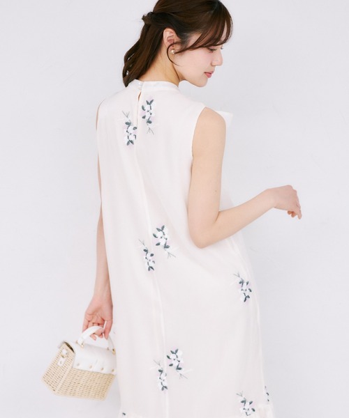 tocco closet(トッコ クローゼット)の「【ZOZO限定】フラワー刺繍ボウタイノースリーブワンピース(ワンピース・レディース・ライトカーキ/アイボリー/ネイビー・M)」の14枚目の写真