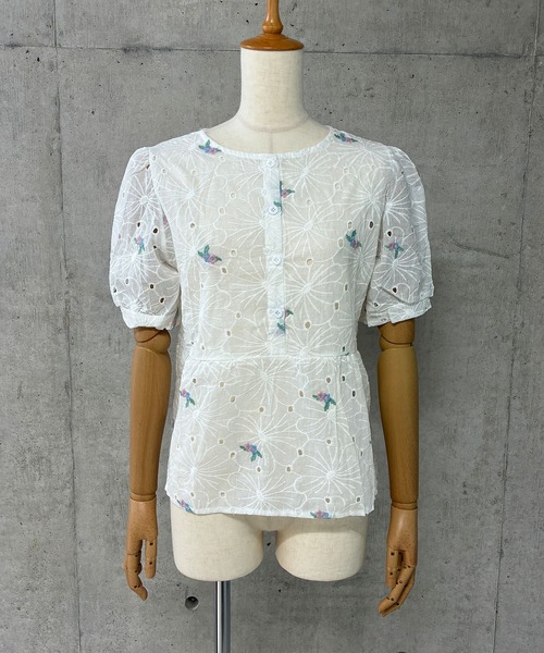 GLAMOROUS JANE(グラマラスジェーン)の「レース小花刺繍半袖ブラウス(シャツ/ブラウス・レディース・ホワイト・M)」の4枚目の写真