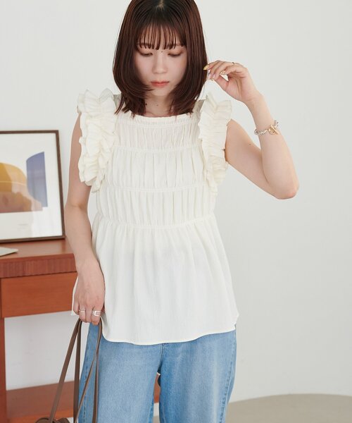 DISCOAT(ディスコート)の「【WEB限定】肩フリルシャーリングプルオーバー(Tシャツ/カットソー・レディース・ホワイト/ブラック・MEDIUM)」の4枚目の写真