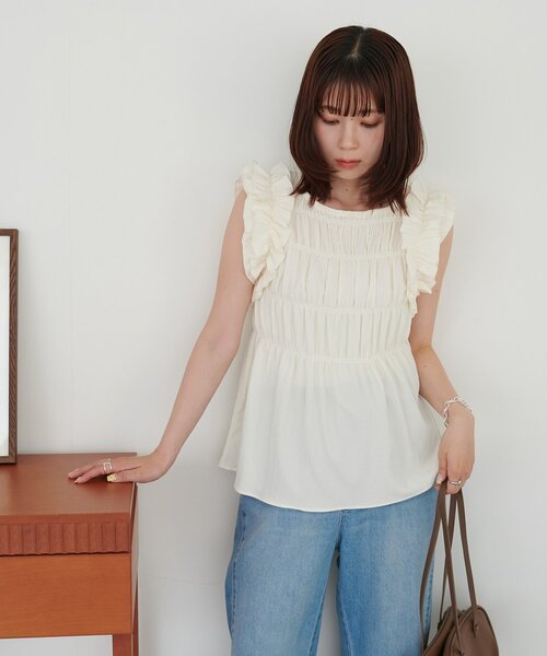 DISCOAT(ディスコート)の「【WEB限定】肩フリルシャーリングプルオーバー(Tシャツ/カットソー・レディース・ホワイト/ブラック・MEDIUM)」の6枚目の写真