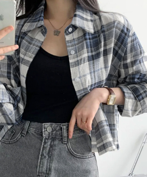 VIVID LADY(ビビッドレディー)の「バッククロスデザイン チェック柄 ショートカラーシャツ(シャツ/ブラウス・レディース・ネイビー/ブラック・FREE)」の2枚目の写真