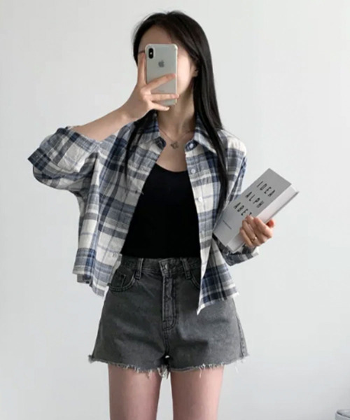 VIVID LADY(ビビッドレディー)の「バッククロスデザイン チェック柄 ショートカラーシャツ(シャツ/ブラウス・レディース・ネイビー/ブラック・FREE)」の6枚目の写真