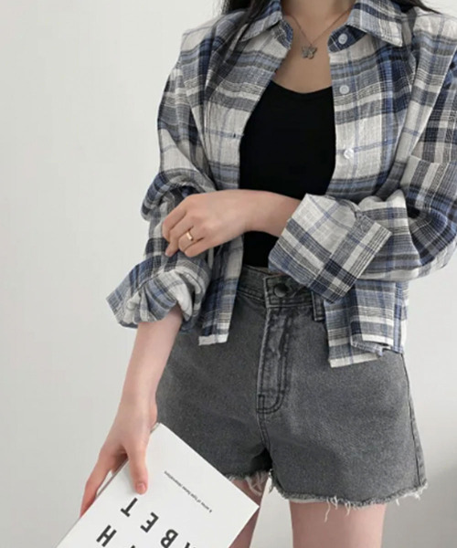 VIVID LADY(ビビッドレディー)の「バッククロスデザイン チェック柄 ショートカラーシャツ(シャツ/ブラウス・レディース・ネイビー/ブラック・FREE)」の3枚目の写真