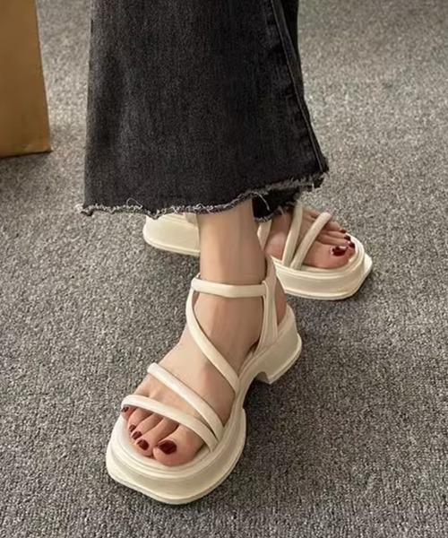 mielu(ミエル)の「厚底クロスラインストラップサンダル(サンダル・レディース・アイボリー/ブラック・24.5cm/23.5cm/24cm)」の3枚目の写真