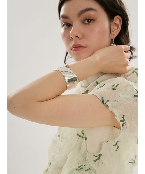 emmi(エミ)の「ワイドデザインバングル(ブレスレット・レディース・ゴールド/シルバー・F)」の2枚目の写真
