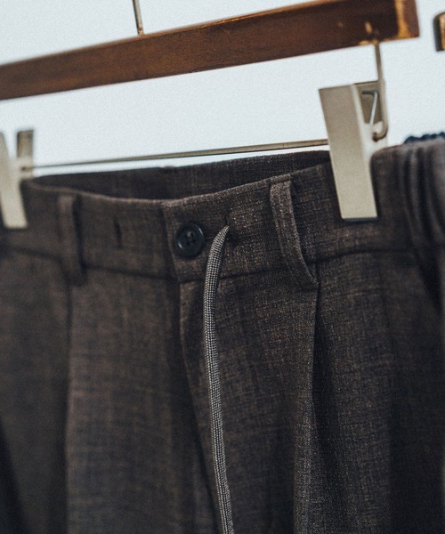 le cercle ADAM ET ROPE'(ルセルクルアダムエロペ)の「メランジサーフェイスワイドショーツ/セットアップ対応/イージーケア(その他パンツ・メンズ・ダークブラウン/チャコールグレー・LL/M/L)」の5枚目の写真