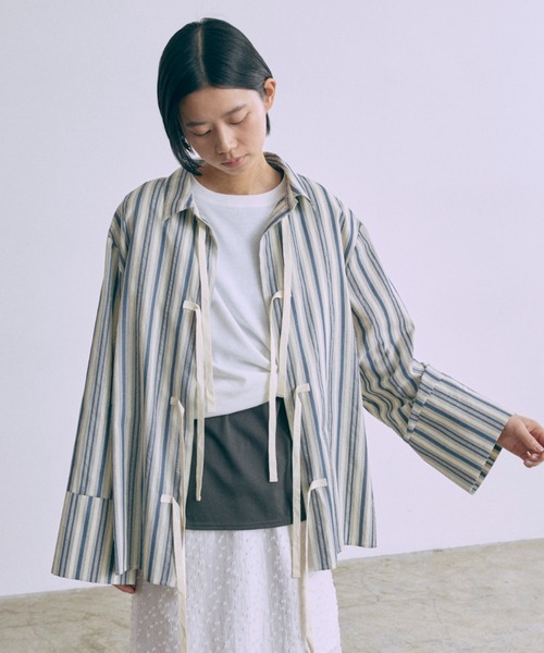 EN NEUME(エンノイム)の「Multi-Stripe Knotted Shirt(シャツ/ブラウス・レディース・ネイビー/ベージュ/ブラウン・FREE)」の3枚目の写真