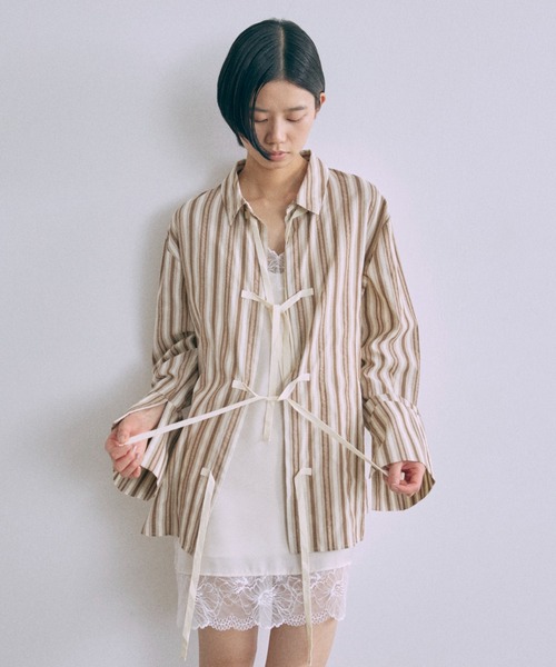 EN NEUME(エンノイム)の「Multi-Stripe Knotted Shirt(シャツ/ブラウス・レディース・ネイビー/ベージュ/ブラウン・FREE)」の1枚目の写真
