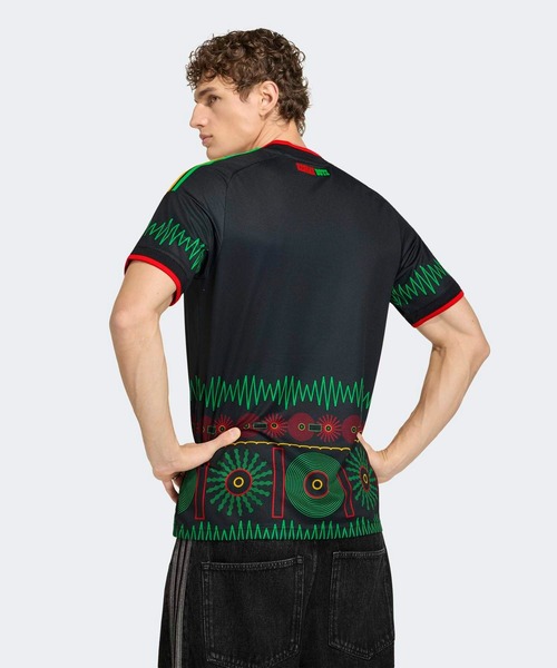adidas(アディダス)の「ジャマイカ代表 26 × ボブ・マーリー アウェイ レプリカ ユニフォーム / アディダス adidas(Tシャツ/カットソー・メンズ・ブラック・SMALL/MEDIUM/LARGE/XXX-LARGE/XX-LARGE/X-LARGE)」の2枚目の写真