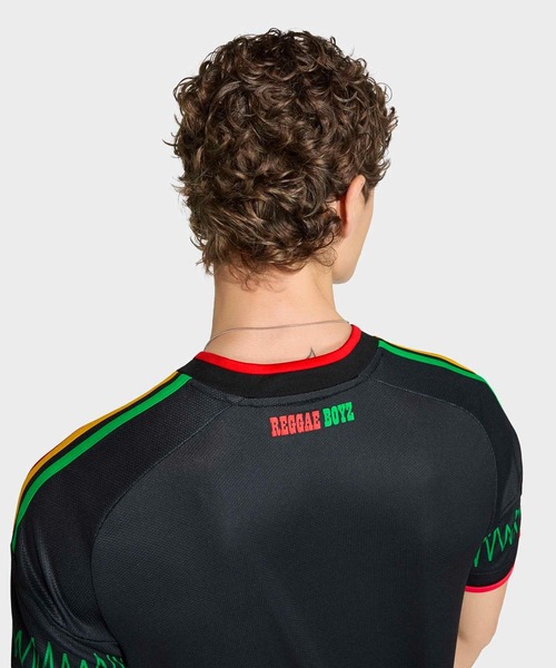 adidas(アディダス)の「ジャマイカ代表 26 × ボブ・マーリー アウェイ レプリカ ユニフォーム / アディダス adidas(Tシャツ/カットソー・メンズ・ブラック・SMALL/MEDIUM/LARGE/XXX-LARGE/XX-LARGE/X-LARGE)」の4枚目の写真