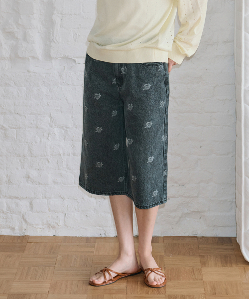 SINOON(シヌーン)の「Bermuda Denim Shorts (Grey)(デニムパンツ・レディース・チャコールグレー・MEDIUM/SMALL)」の2枚目の写真