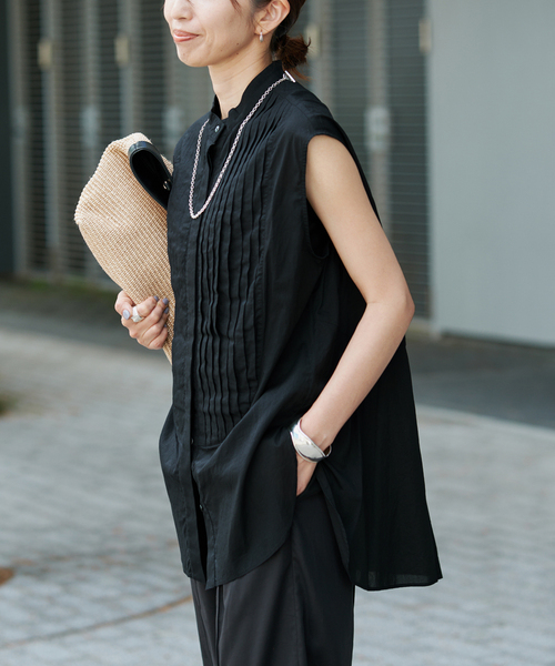 VERMEIL par iena(ヴェルメイユパーイエナ)の「ピンタックノースリーブブラウス(シャツ/ブラウス・レディース・ブラック/ブラウン・FREE)」の4枚目の写真
