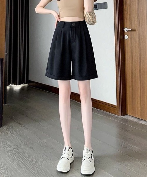 &soiree(アンドソワレ)の「2タック入りロールアップハーフパンツ(その他パンツ・レディース・ベージュ/ブラック・MEDIUM/LARGE/X-LARGE)」の2枚目の写真